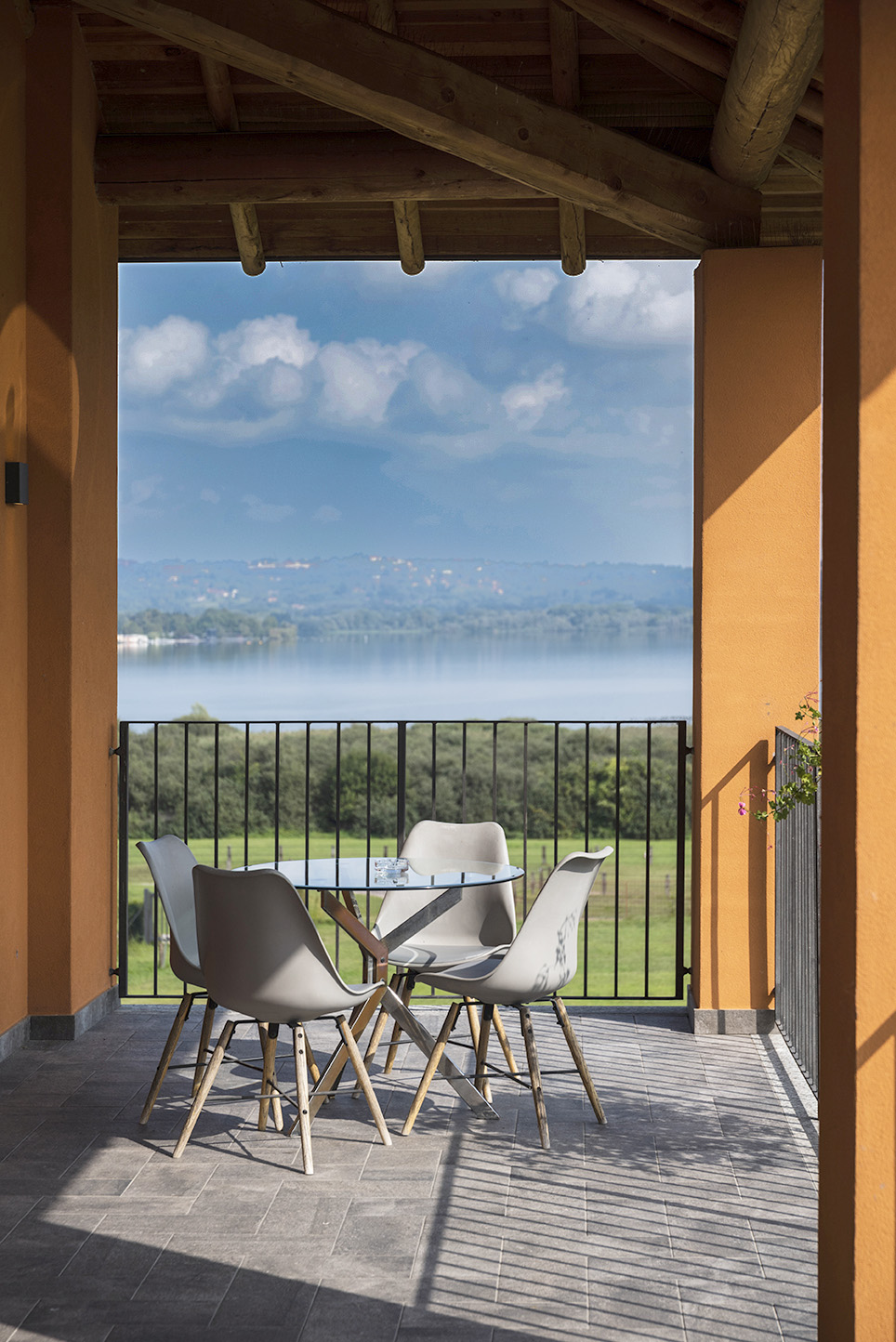 balcone sul lago
